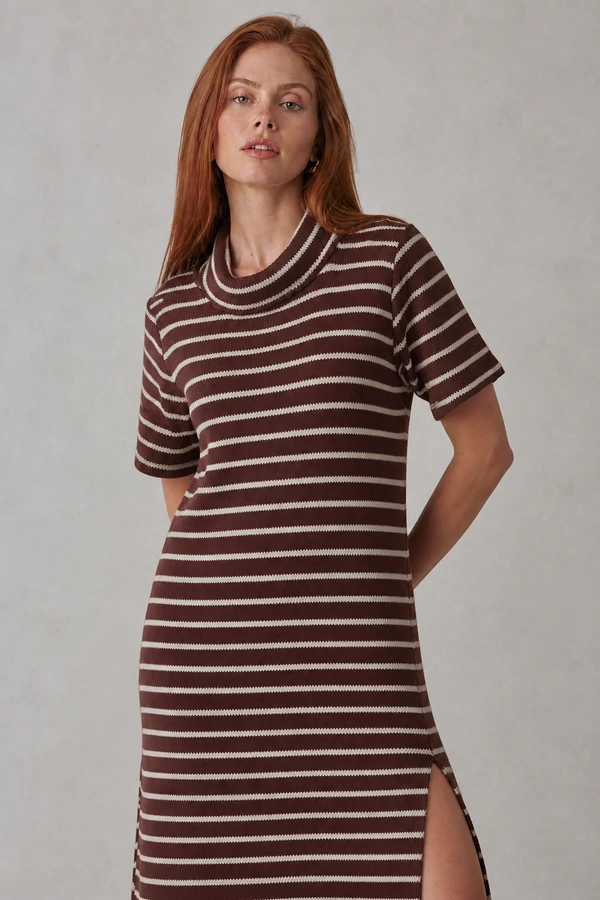 Vestido midi listrado com gola solta