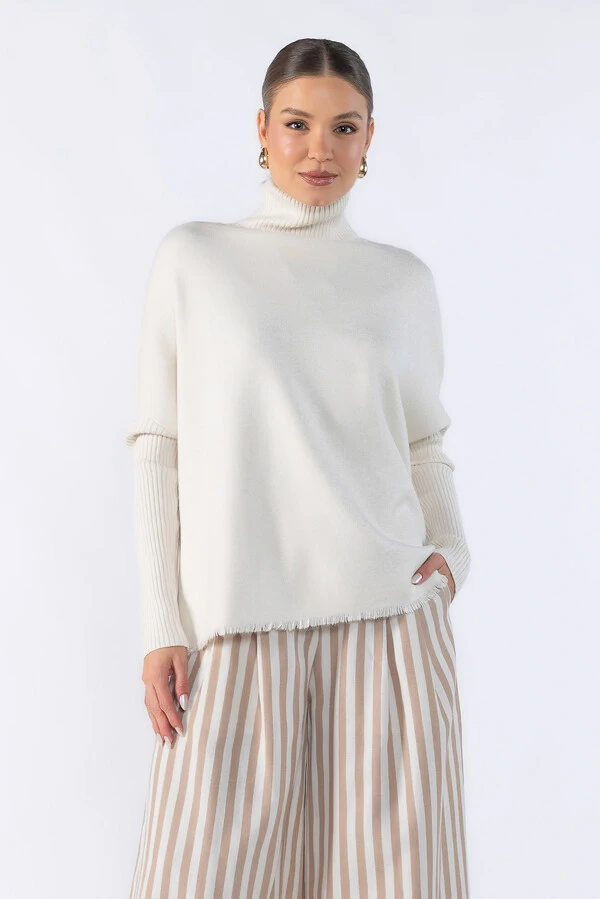 Sueter gola alta com manga canelada