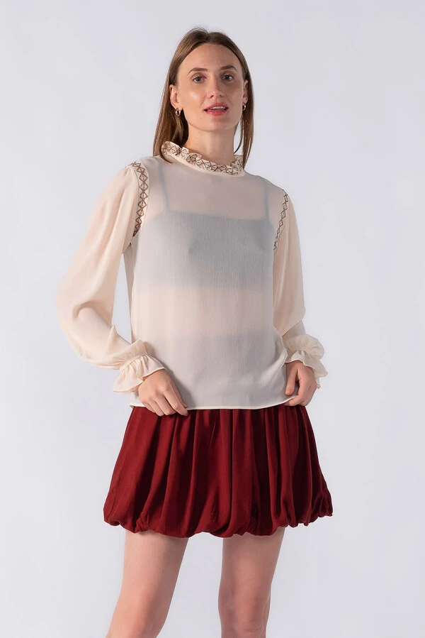 Blusa bata manga longa detalhe bordado