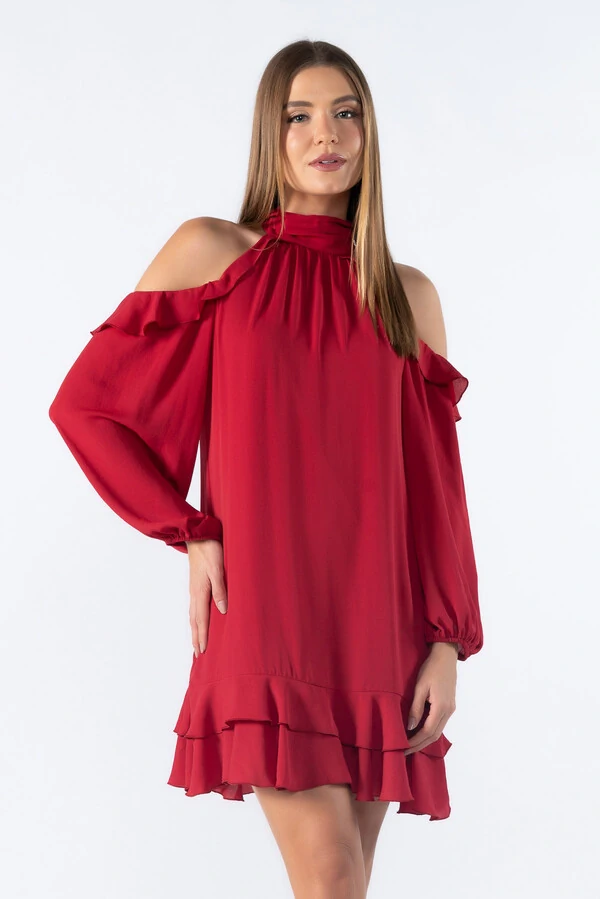 Vestido curto e detalhes em babado