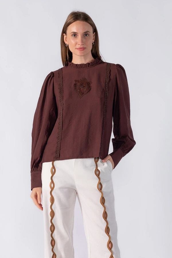 Blusa com babado e manga bufante