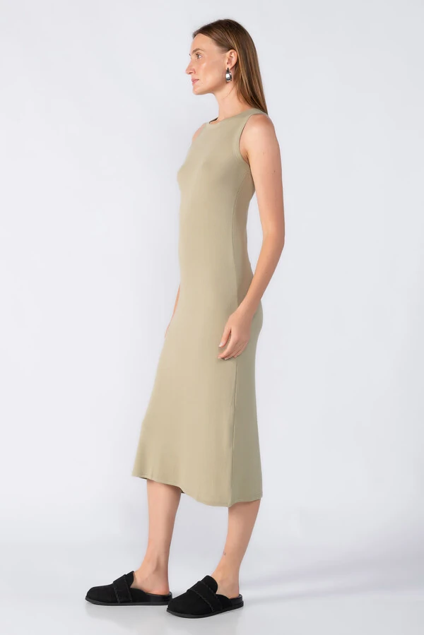 Vestido canelado regata