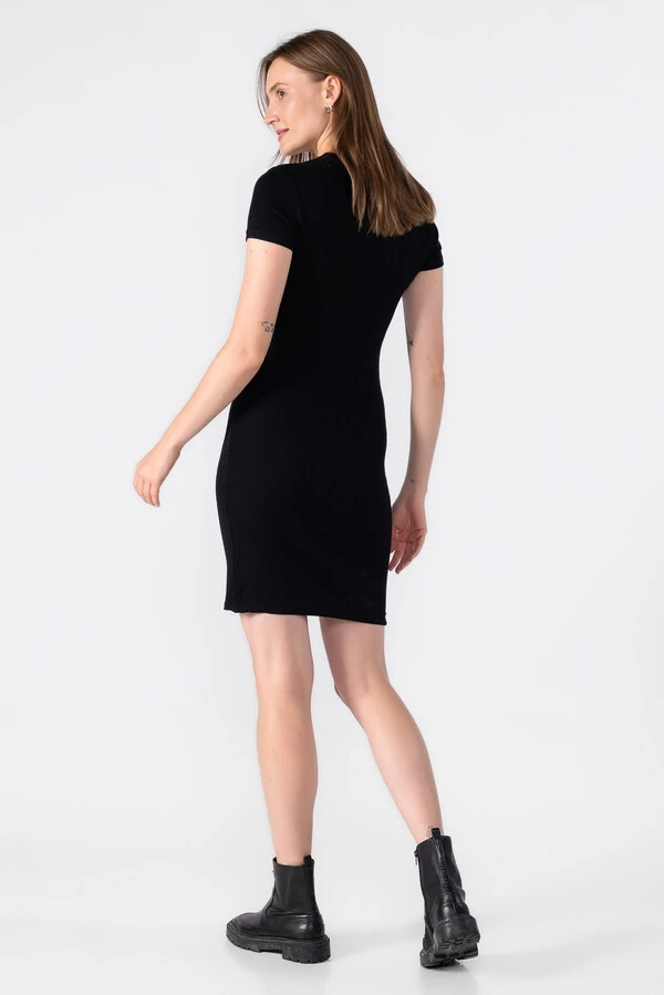 Vestido canelado manga curta