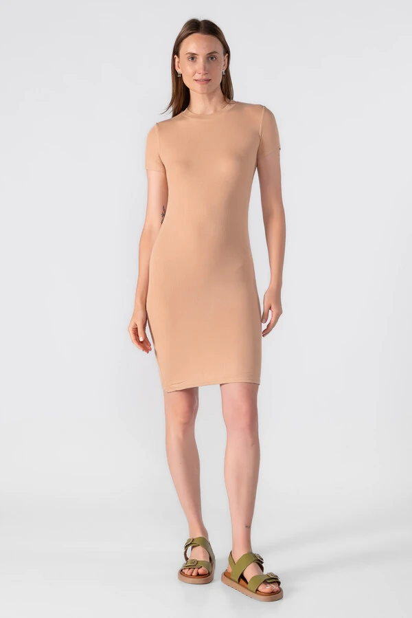 Vestido canelado manga curta