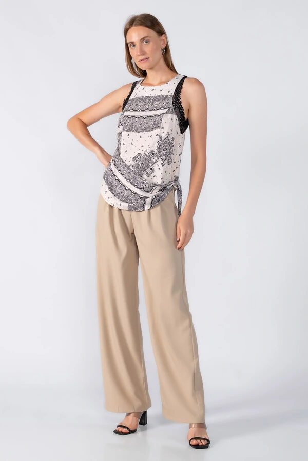 Blusa estampada com detalhe na cintura