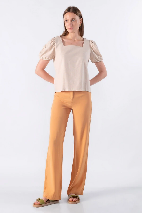 Blusa decote quadrado e aplicacao na manga