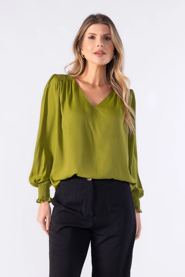 Blusa bata em crepe com detalhe em lastex