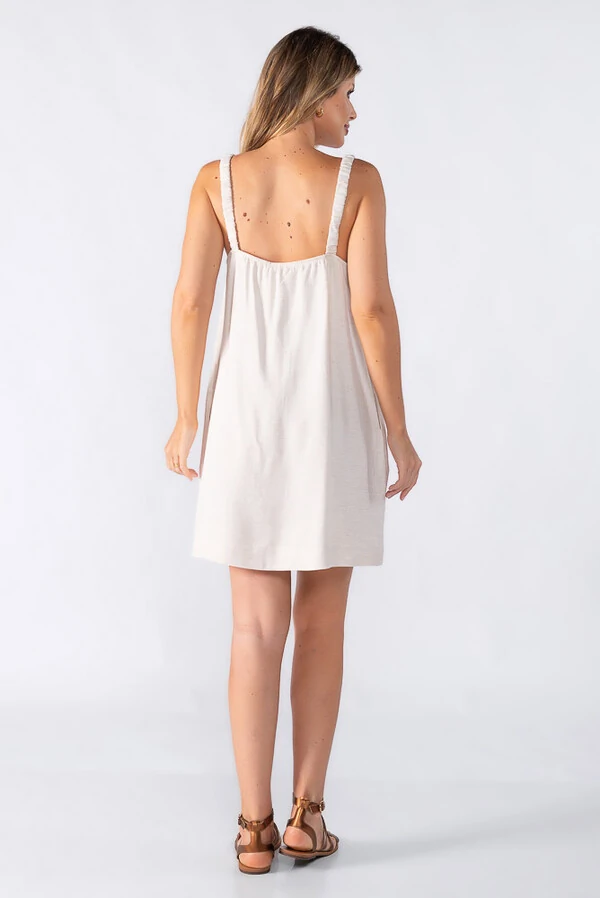 Vestido curto alcas franzidas e bolsos