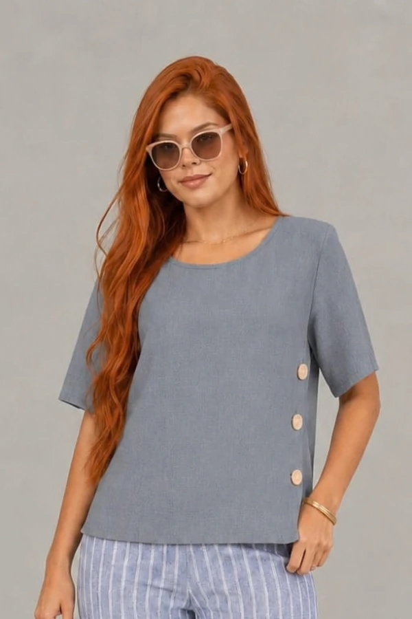 Blusa em viscose com detalhe de botões laterais