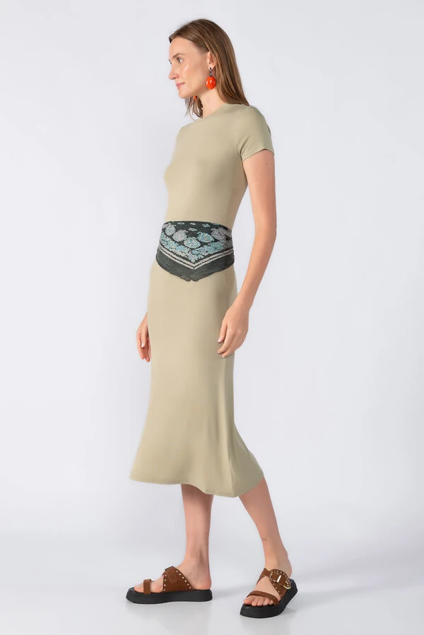 Vestido midi manga curta canelado