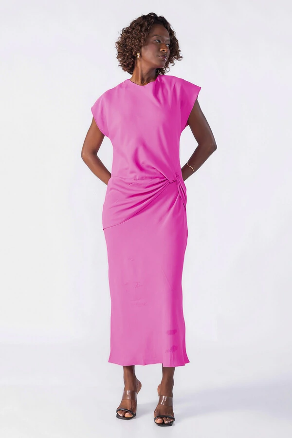 Vestido midi com transpasse na cintura