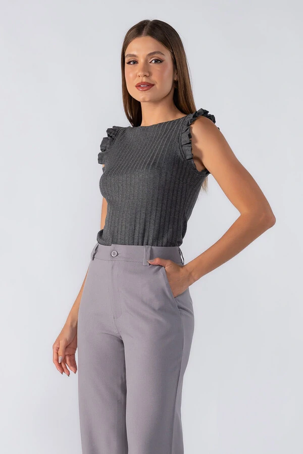 Blusa canelada babado manga