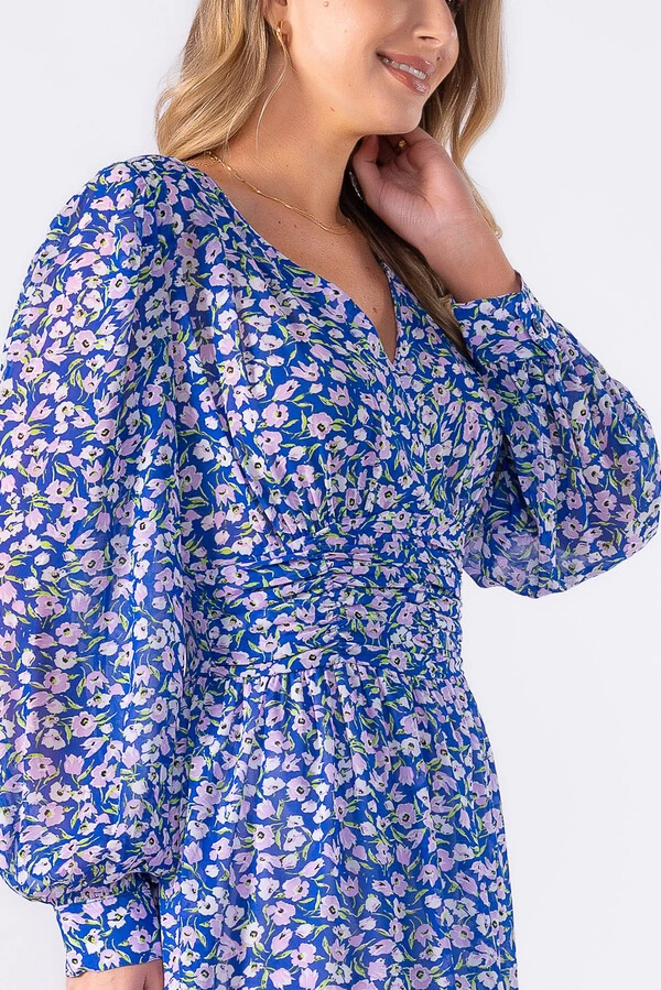 Vestido midi de manga longa e pregas na cintura