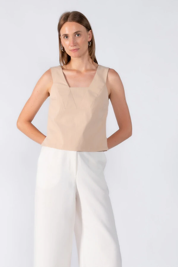 Blusa regata em alfaiataria acinturada