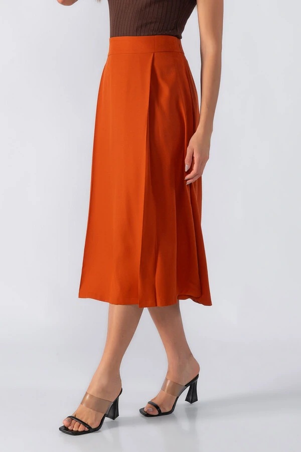 Saia midi evase com detalhes em pregas