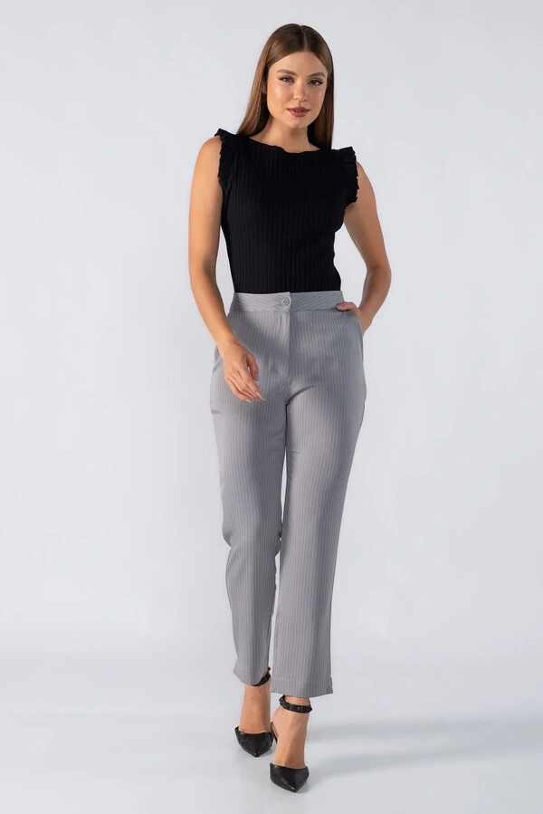 Calca em alfaiataria risca de giz