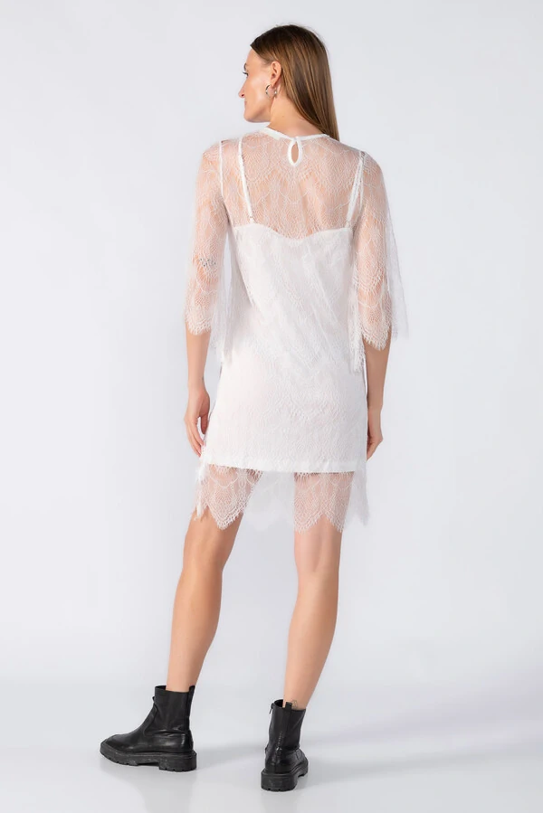 Vestido curto em renda manga 3/4