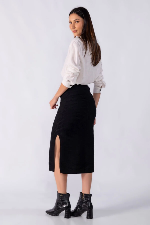 Saia midi canelada horizontal com fenda lateral