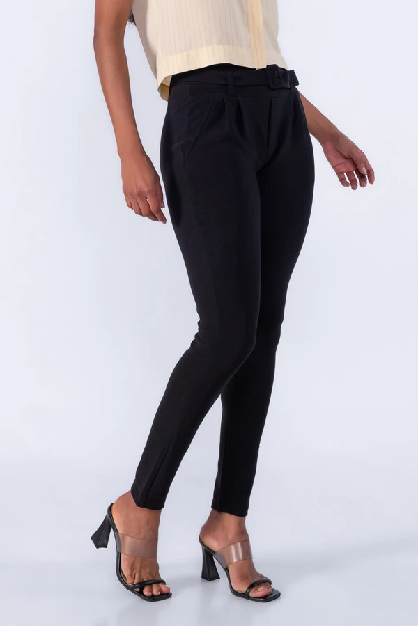 Calça Cenoura Pregas Bolso