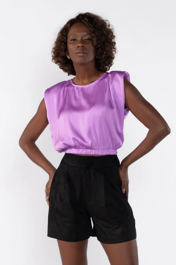 Blusa cropped com ombreiras e elastico na barra