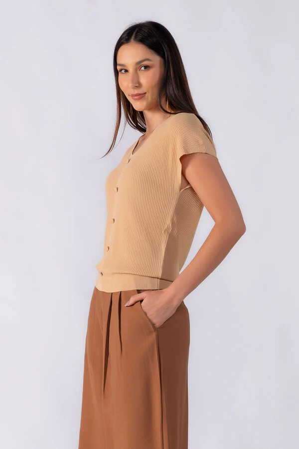 Blusa fluida canelada botões forrados