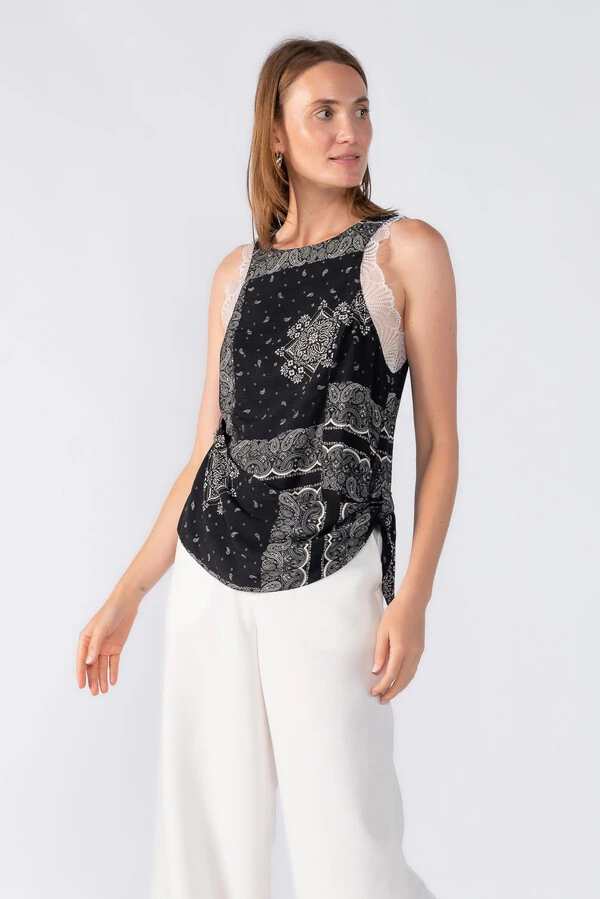 Blusa estampada com detalhe na cintura