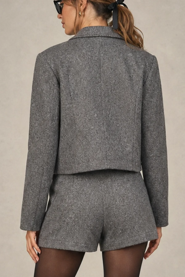 Conjunto blazer cropped e shorts em lã batida