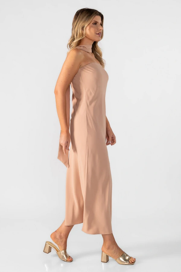 Vestido crepe tomara que caia com faixa