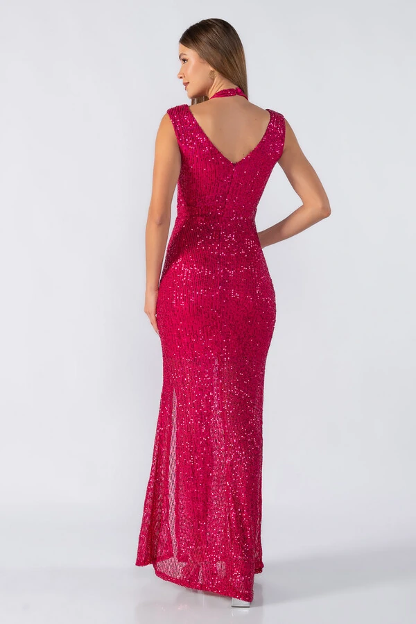 Vestido longo com recortes no decote