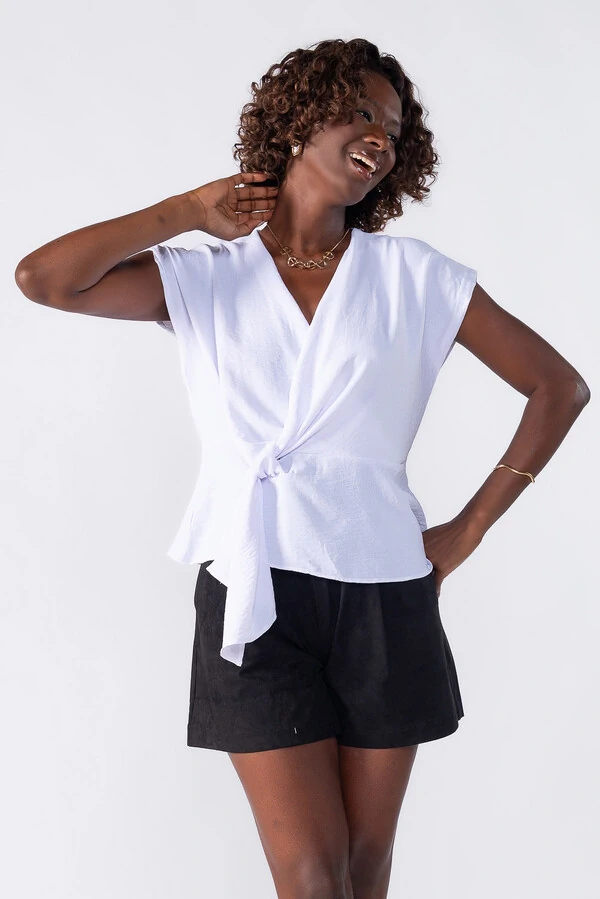 Blusa com transpasse e decote em V