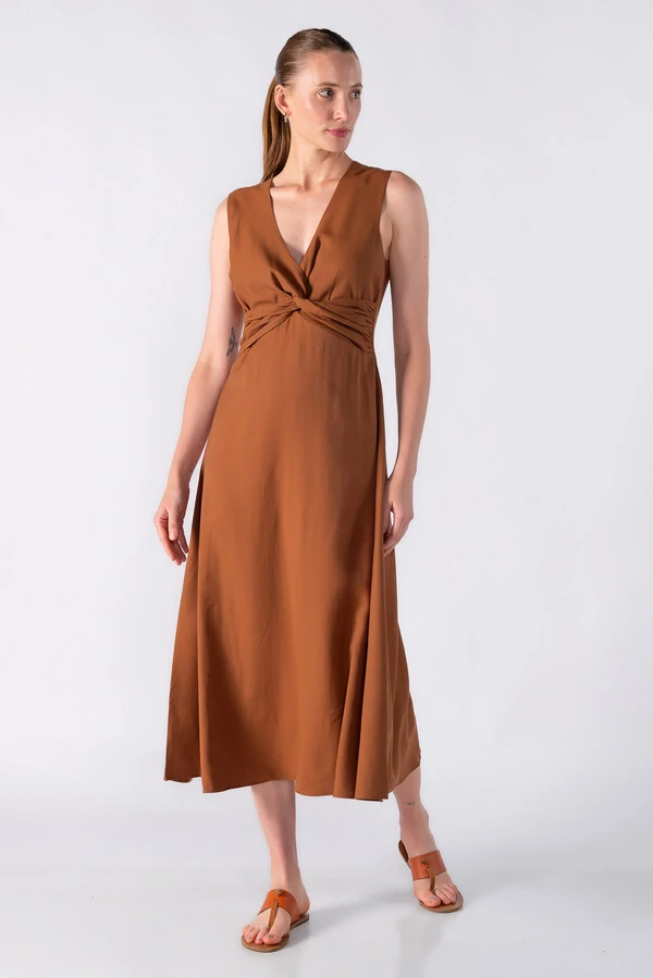 Vestido midi com torcao no busto