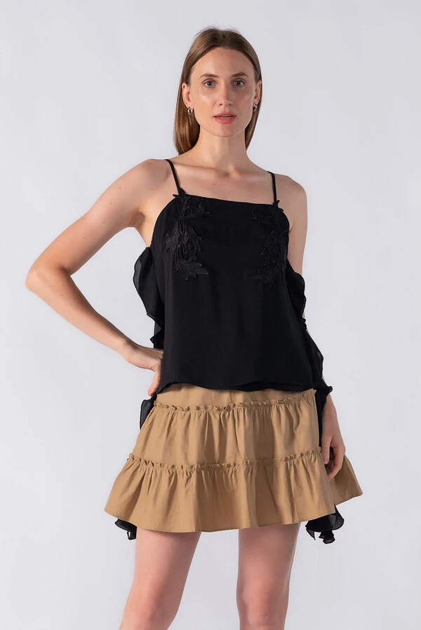 Blusa com aplicação em renda e babados laterais