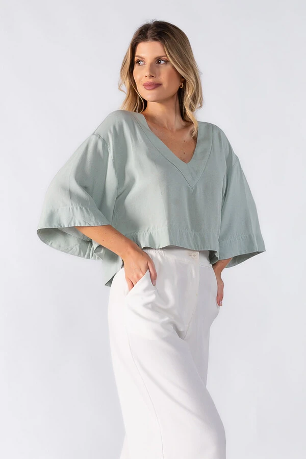 Blusa cropped decote v frente e costas