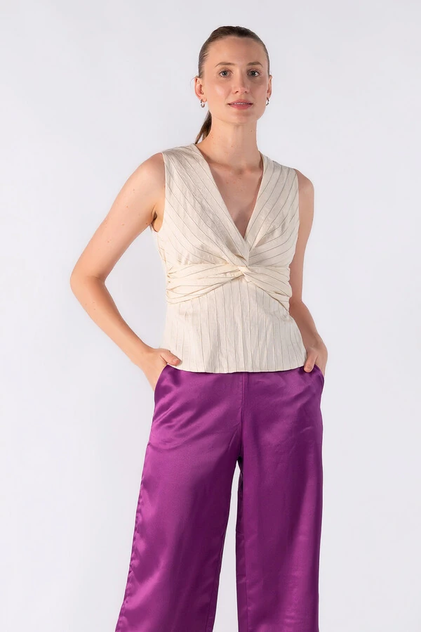 Blusa em listras peplum com detalhe no busto