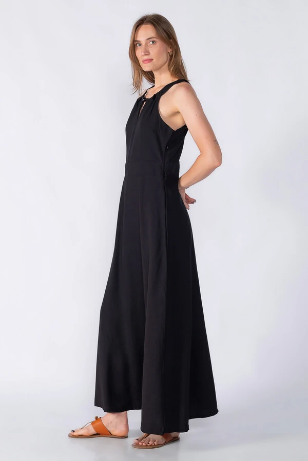 Vestido longo com detalhe no decote