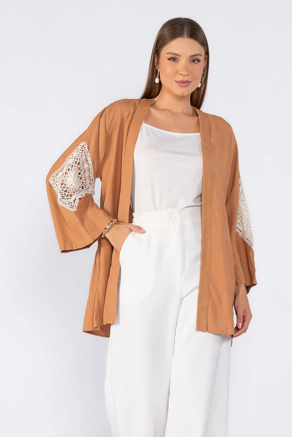 Kimono com detalhe bordado na manga