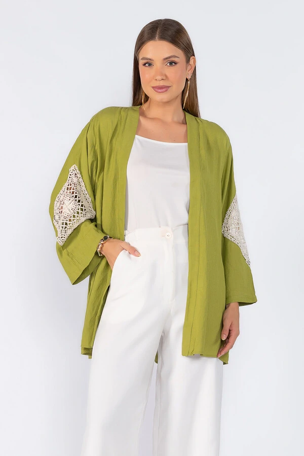 Kimono com detalhe bordado na manga