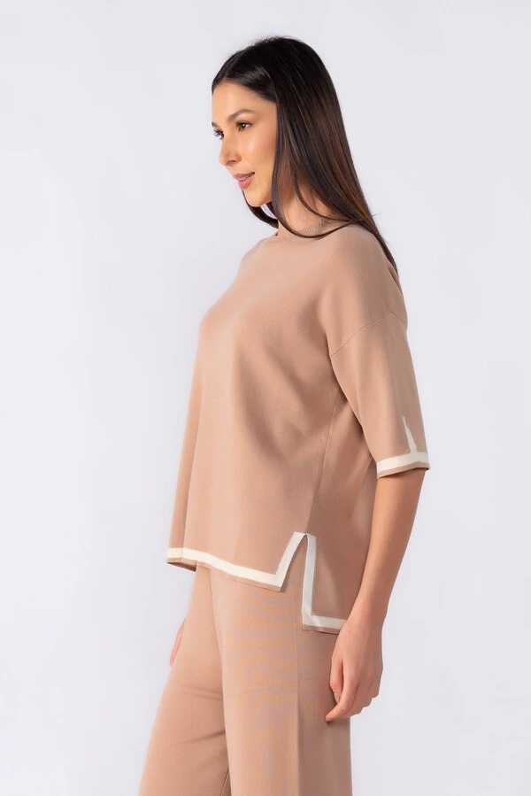 Blusa ampla com detalhe em listra na manga e barra