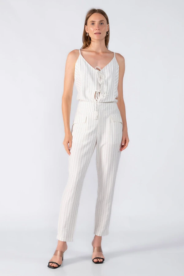 Calça risca de giz com bolso frontal