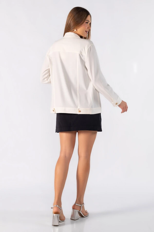 Casaco com bolso e botoes dourados