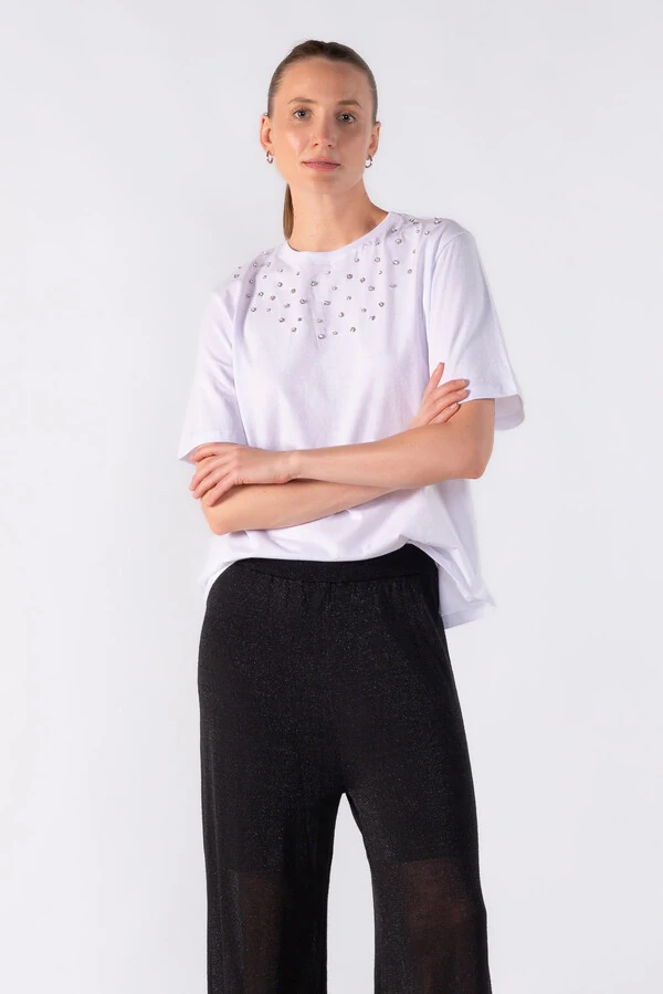 Blusa em algodao com aplicacoes em strass