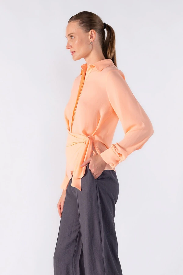 Camisa em crepe com amarracao