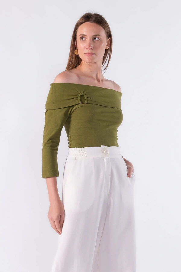 Blusa ombro a ombro detalhe em metal