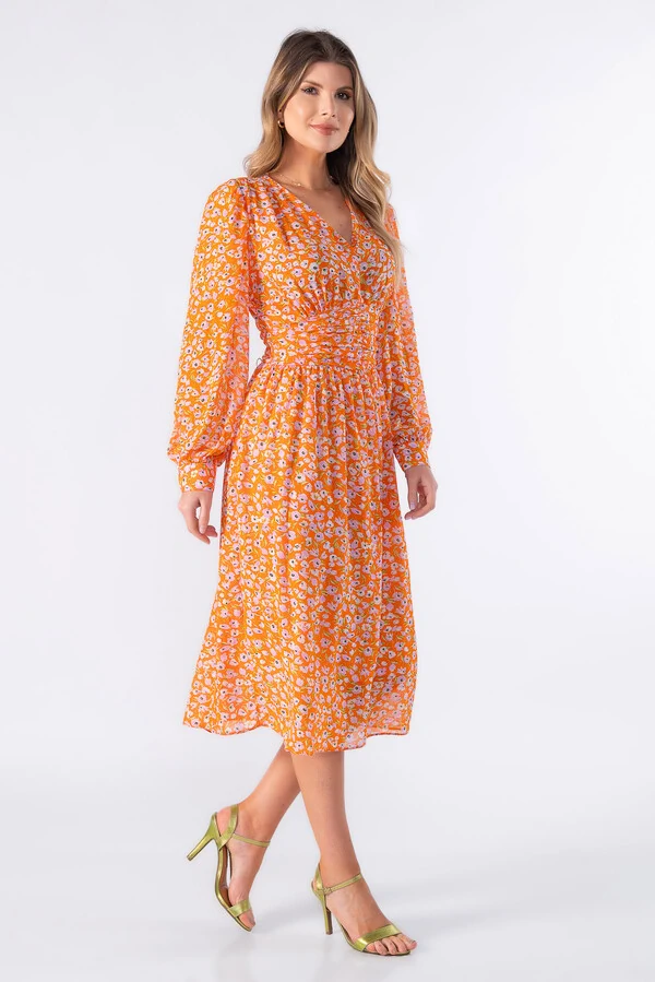Vestido midi de manga longa e pregas na cintura