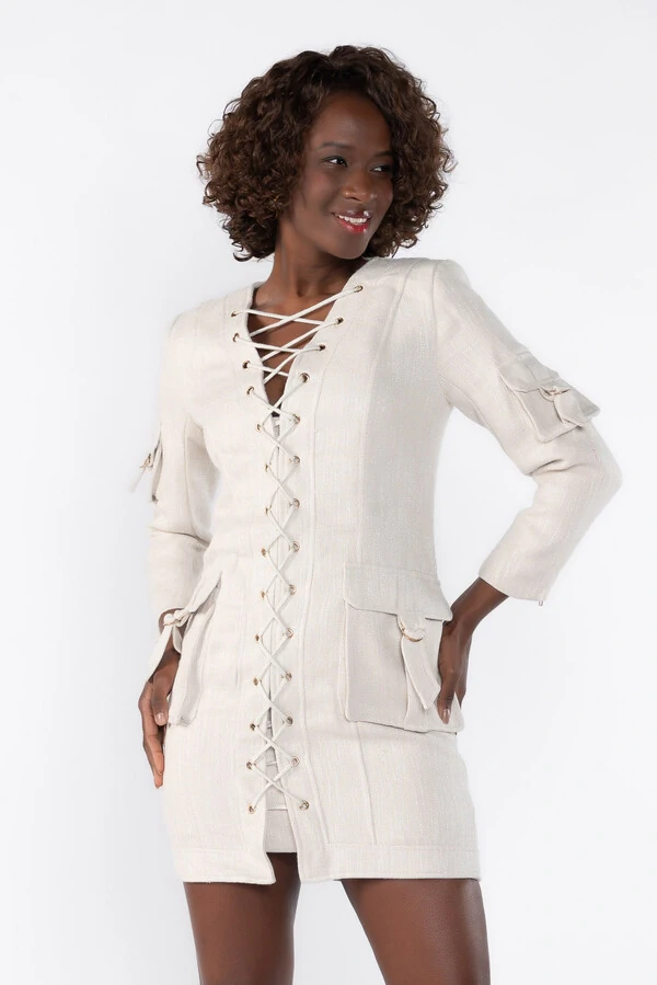 Vestido utilitario com detalhes em ilhos