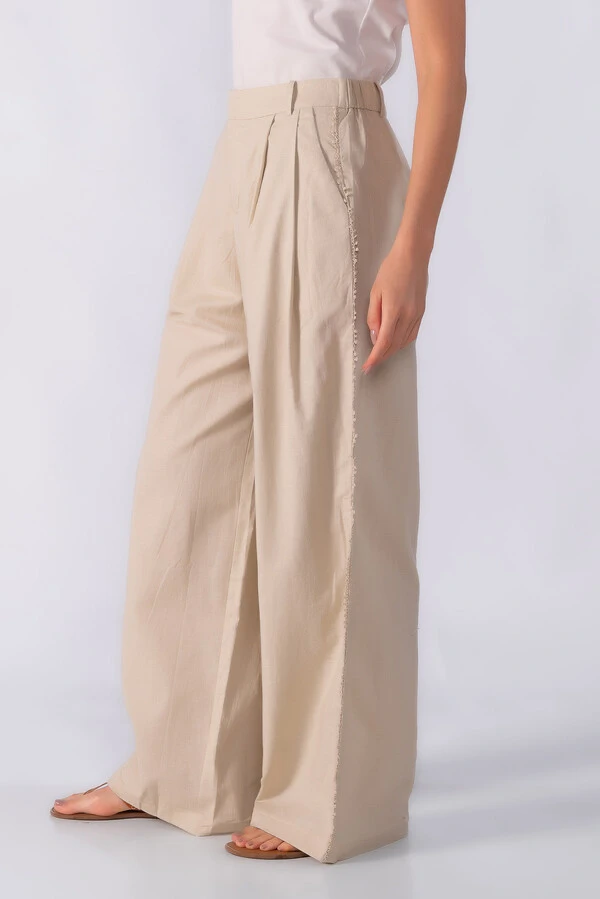 Calça com aplicações laterais
