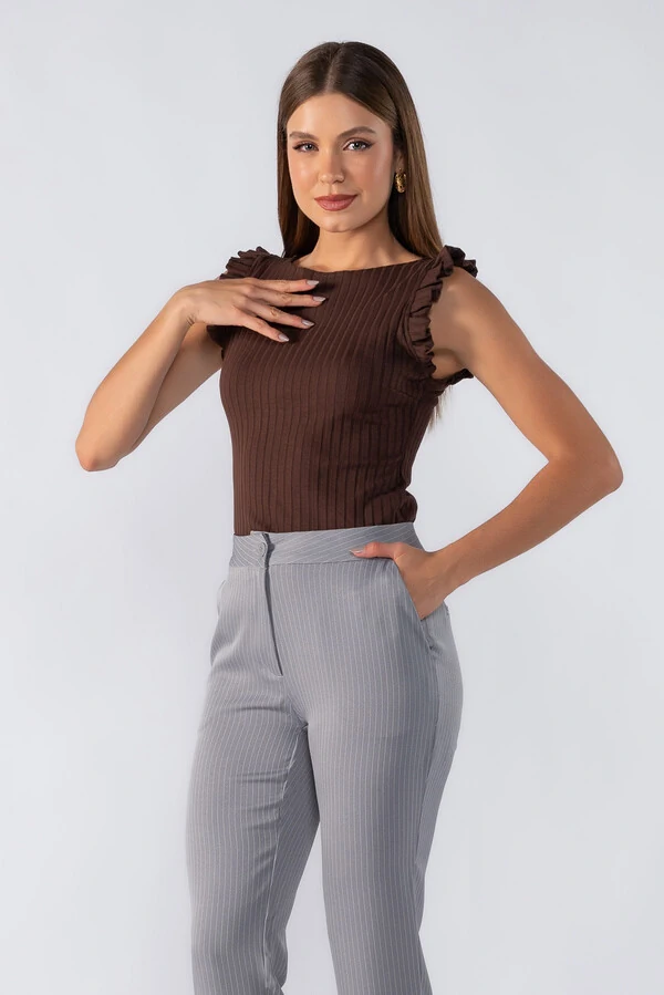 Blusa canelada babado manga