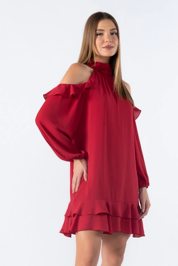 Vestido curto e detalhes em babado