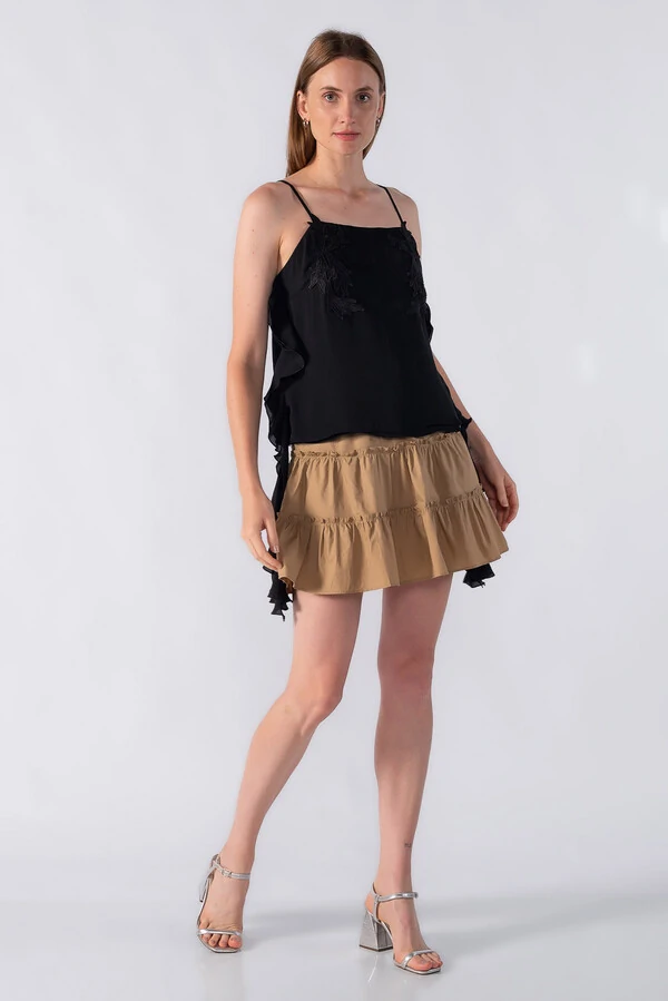 Blusa com aplicação em renda e babados laterais