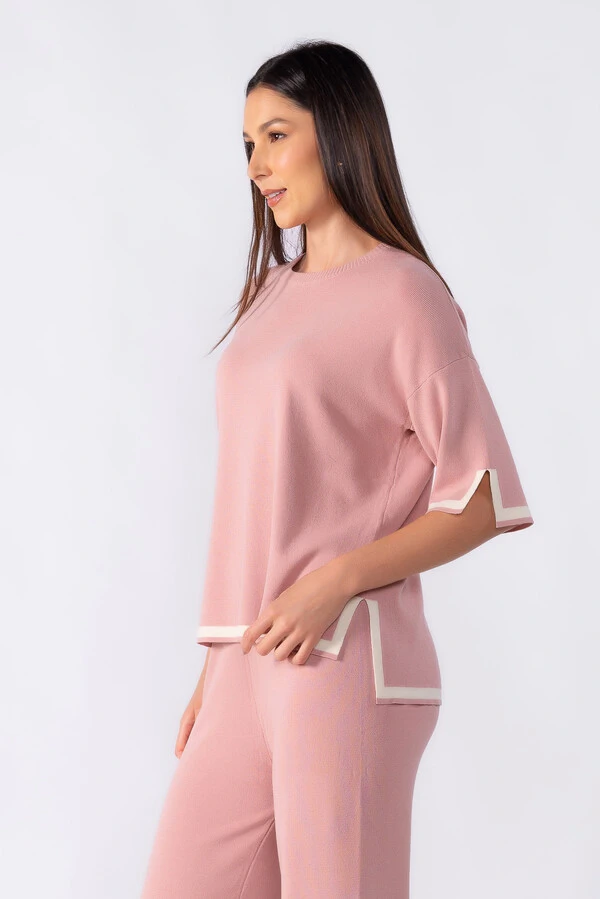 Blusa ampla com detalhe em listra na manga e barra